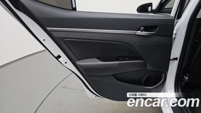 Hyundai AVANTE 2018 — photo 12