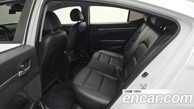 Hyundai AVANTE 2018 — photo 13