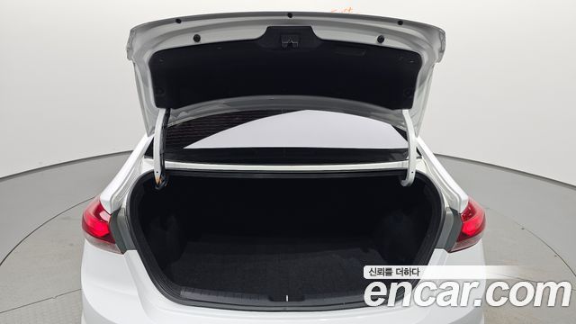Hyundai AVANTE 2018 — photo 17