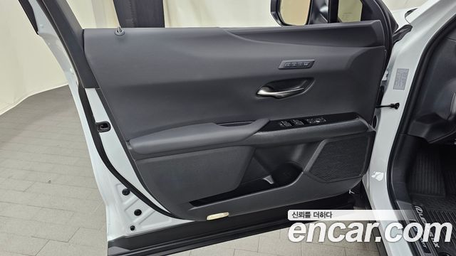 Lexus UX 2026 — photo 14