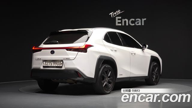 Lexus UX 2020 — photo 2