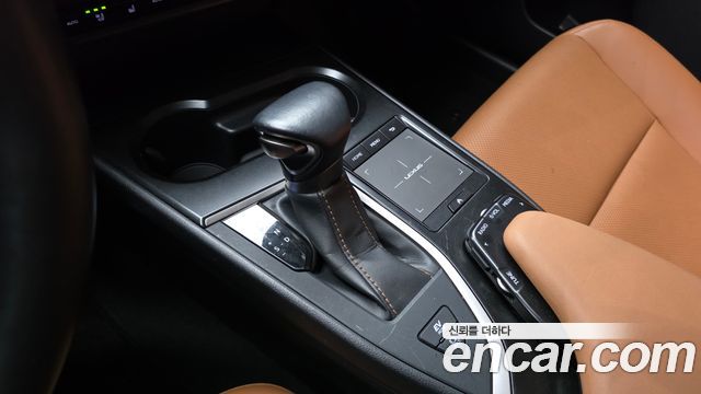 Lexus UX 2020 — photo 12