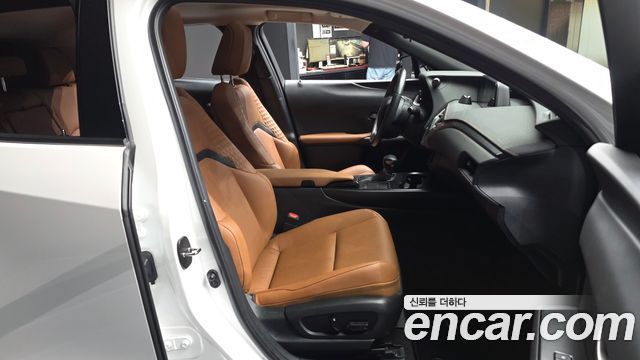 Lexus UX 2020 — photo 17