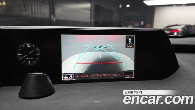 Lexus UX 2020 — photo 20