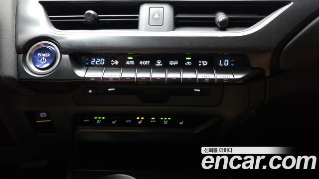 Lexus UX 2020 — photo 21