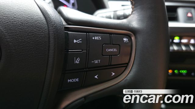 Lexus UX 2020 — photo 23