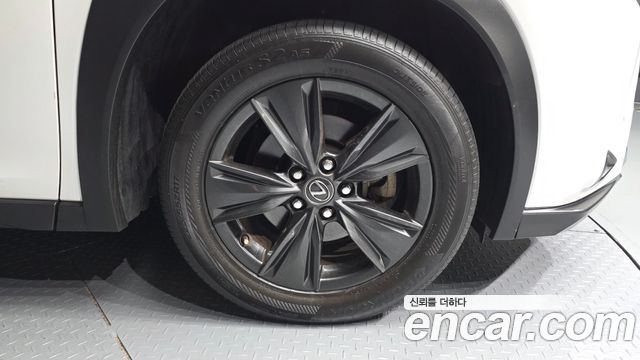 Lexus UX 2020 — photo 7