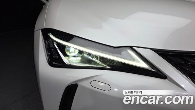 Lexus UX 2020 — photo 8