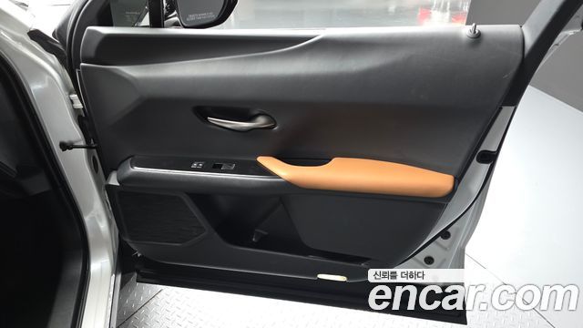Lexus UX 2020 — photo 14