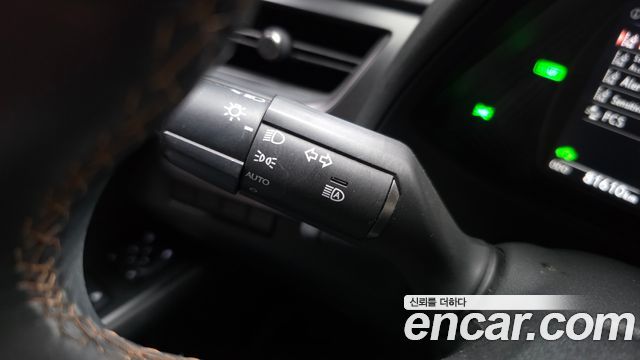Lexus UX 2020 — photo 28