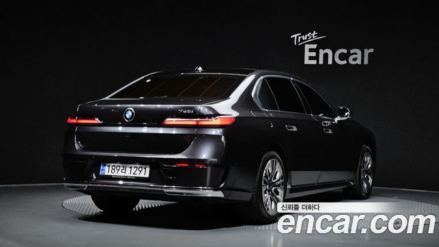 BMW 7-Series 2023 — photo 2