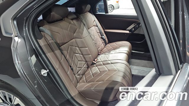 BMW 7-Series 2023 — photo 17