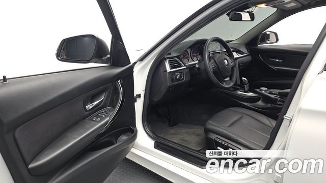 BMW 3-Series 2018 — photo 13