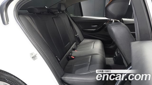 BMW 3-Series 2018 — photo 18