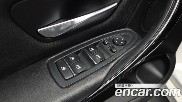 BMW 3-Series 2018 — photo 26