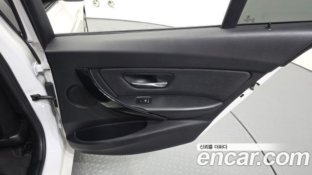 BMW 3-Series 2018 — photo 15