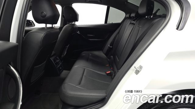 BMW 3-Series 2018 — photo 16