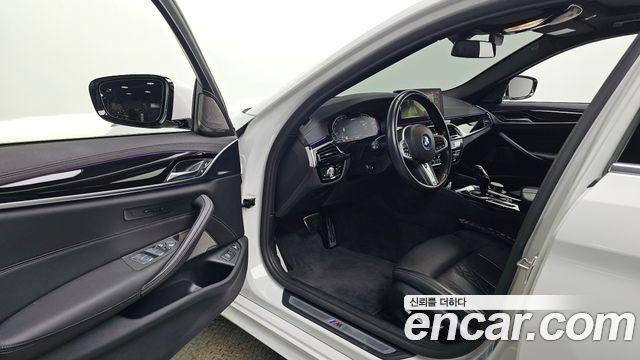BMW 5-Series 2022 — photo 10