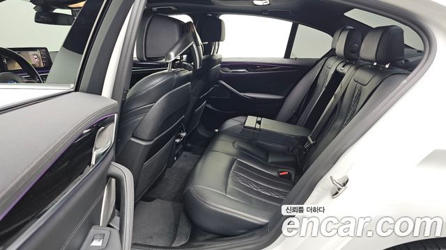 BMW 5-Series 2022 — photo 11