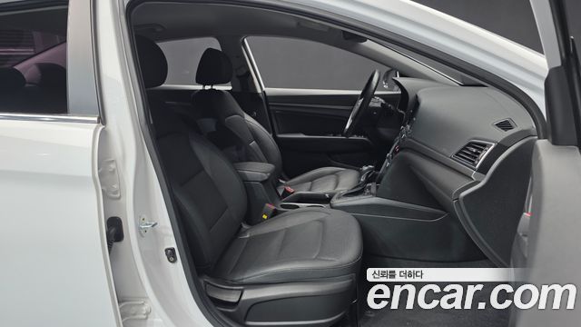 Hyundai AVANTE 2018 — photo 11