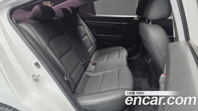 Hyundai AVANTE 2018 — photo 12