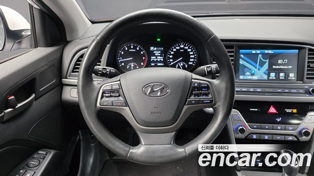 Hyundai AVANTE 2018 — photo 13