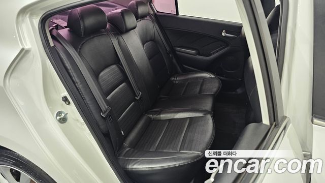 Kia K3 2016 — photo 17