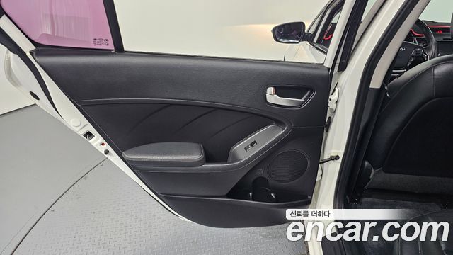 Kia K3 2016 — photo 15