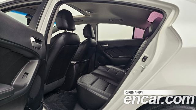 Kia K3 2016 — photo 16