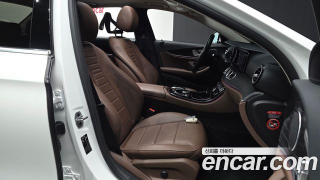Mercedes-Benz E-Class 2020 — photo 18