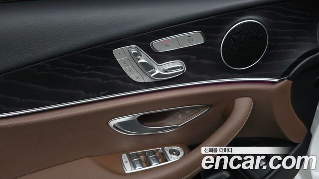 Mercedes-Benz E-Class 2020 — photo 24
