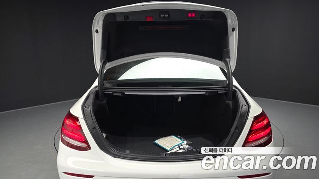 Mercedes-Benz E-Class 2020 — photo 26