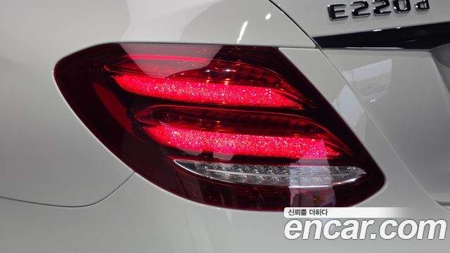 Mercedes-Benz E-Class 2020 — photo 9
