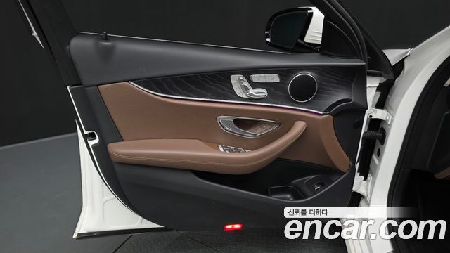 Mercedes-Benz E-Class 2020 — photo 14