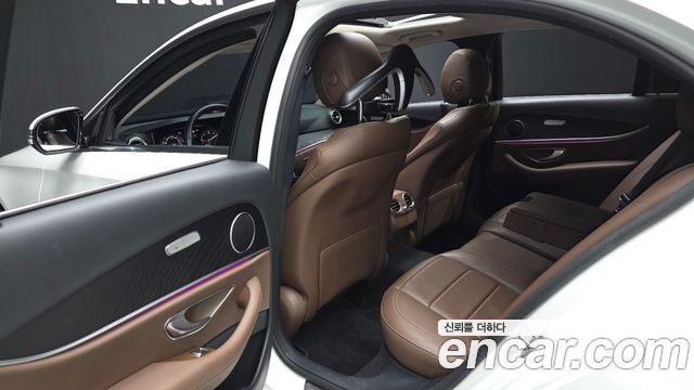 Mercedes-Benz E-Class 2020 — photo 16