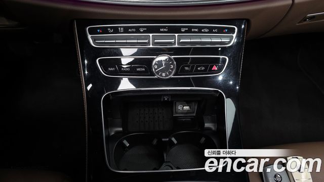Mercedes-Benz E-Class 2020 — photo 31