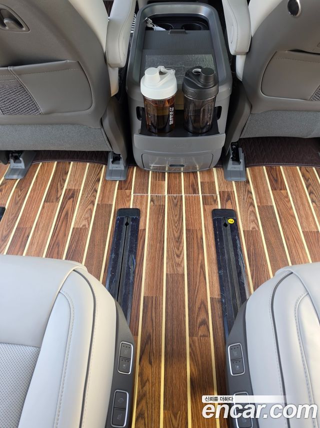 Hyundai Staria 2025 — photo 10