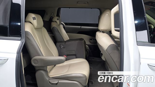 Kia Canival 2023 — photo 17