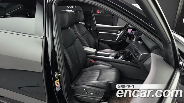 Audi e-tron 2021 — photo 11