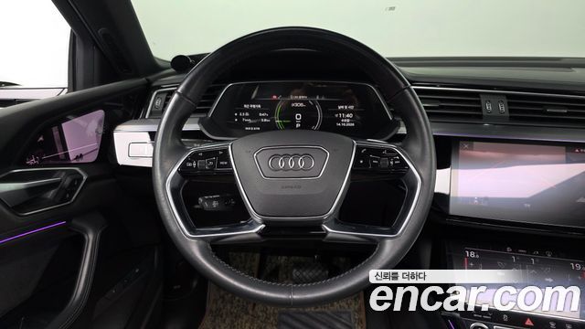 Audi e-tron 2021 — photo 13