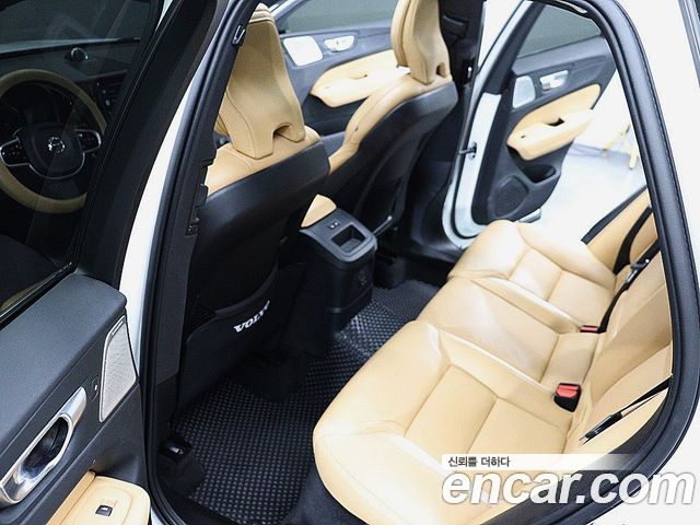 Volvo XC60 2021 — photo 11
