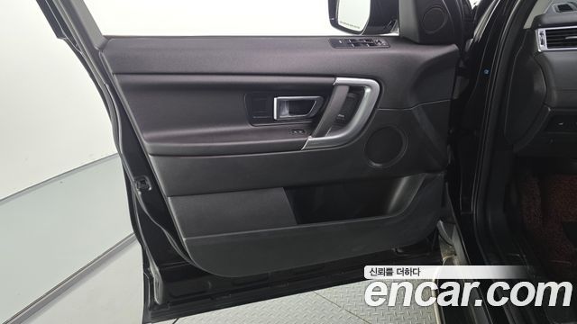 Land Rover Discovery Sport 2017 — photo 14