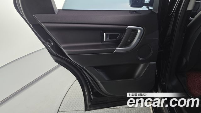 Land Rover Discovery Sport 2017 — photo 15