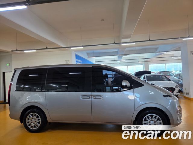 Hyundai Staria 2023 — photo 3