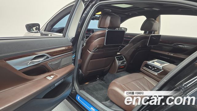 BMW 7-Series 2016 — photo 16
