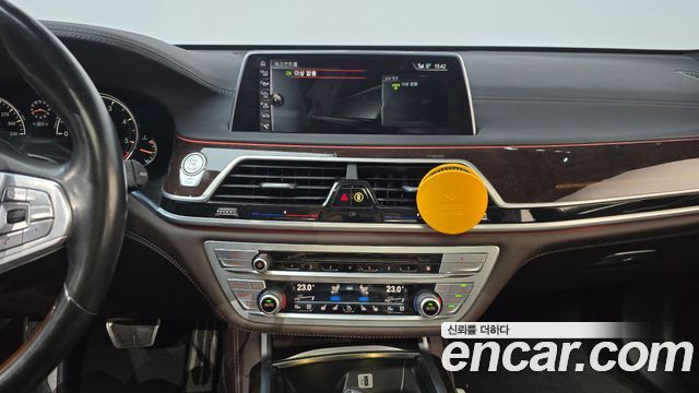 BMW 7-Series 2016 — photo 18
