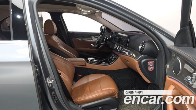 Mercedes-Benz E-Class 2017 — photo 11