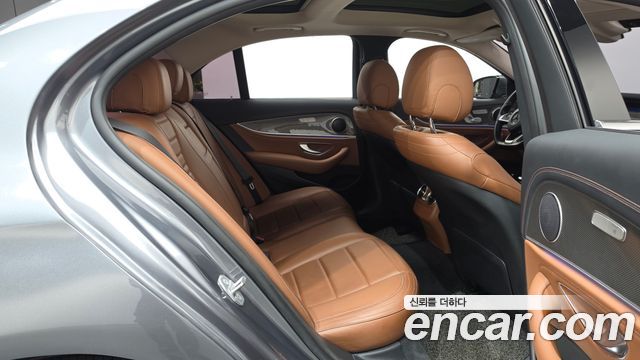 Mercedes-Benz E-Class 2017 — photo 12