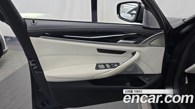 BMW 5-Series 2021 — photo 14