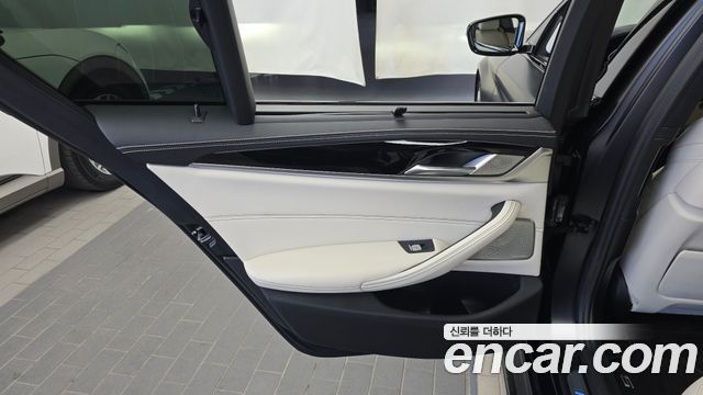 BMW 5-Series 2021 — photo 15